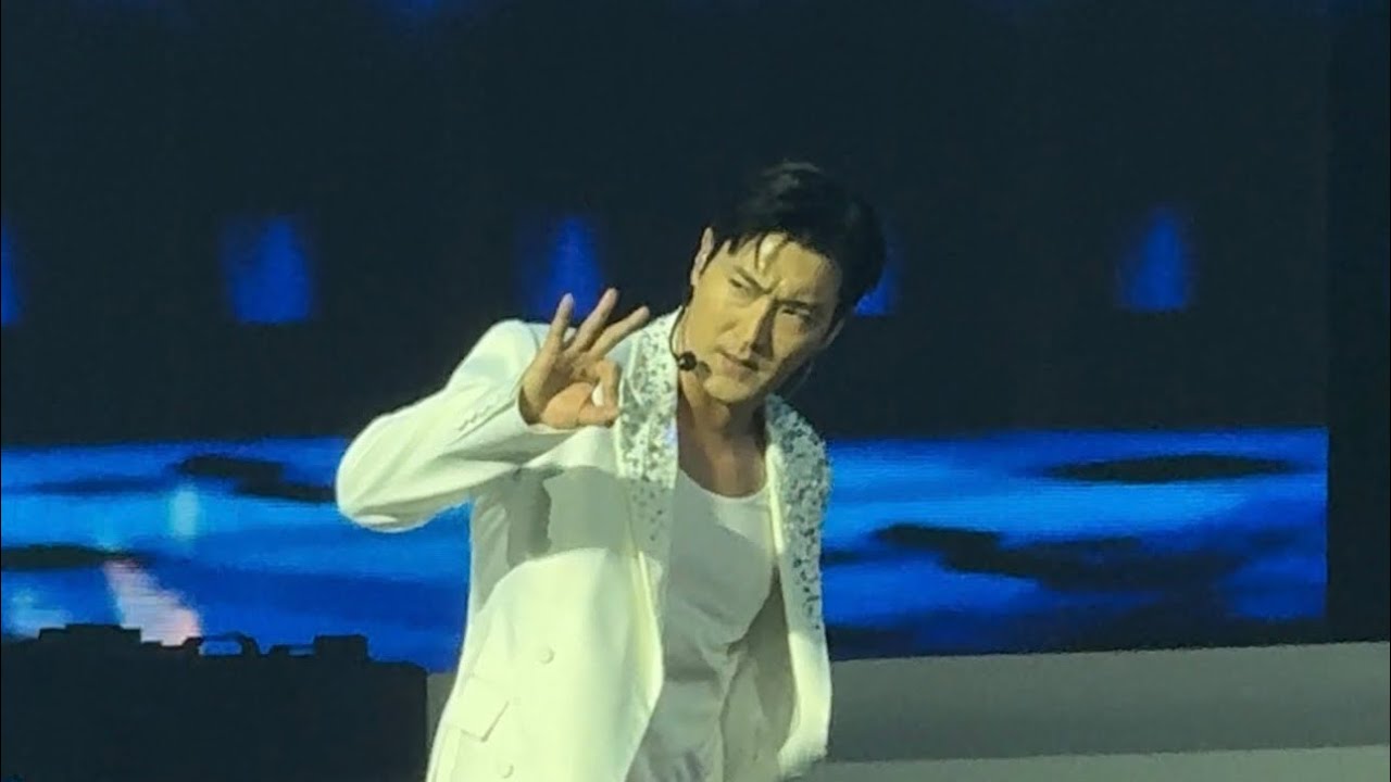 Super Show 10 Singapore Day 1 Black suit Siwon focus