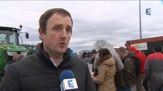 Angoulême : des agriculteurs déversent des kilos de pailles près des supermarchés