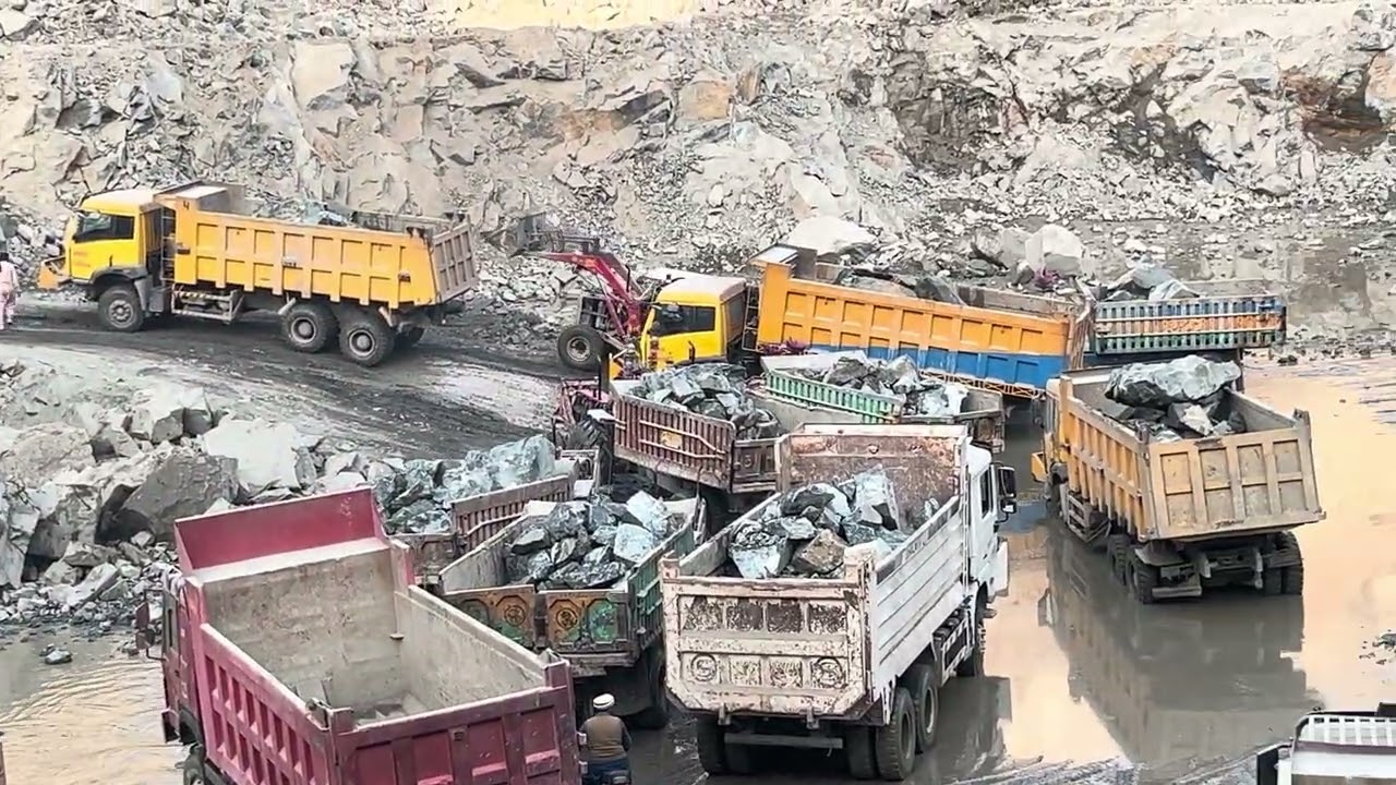 Raw Power in Action 💪Watch the Caterpillar 966F loading massive rocks with precision and strength.