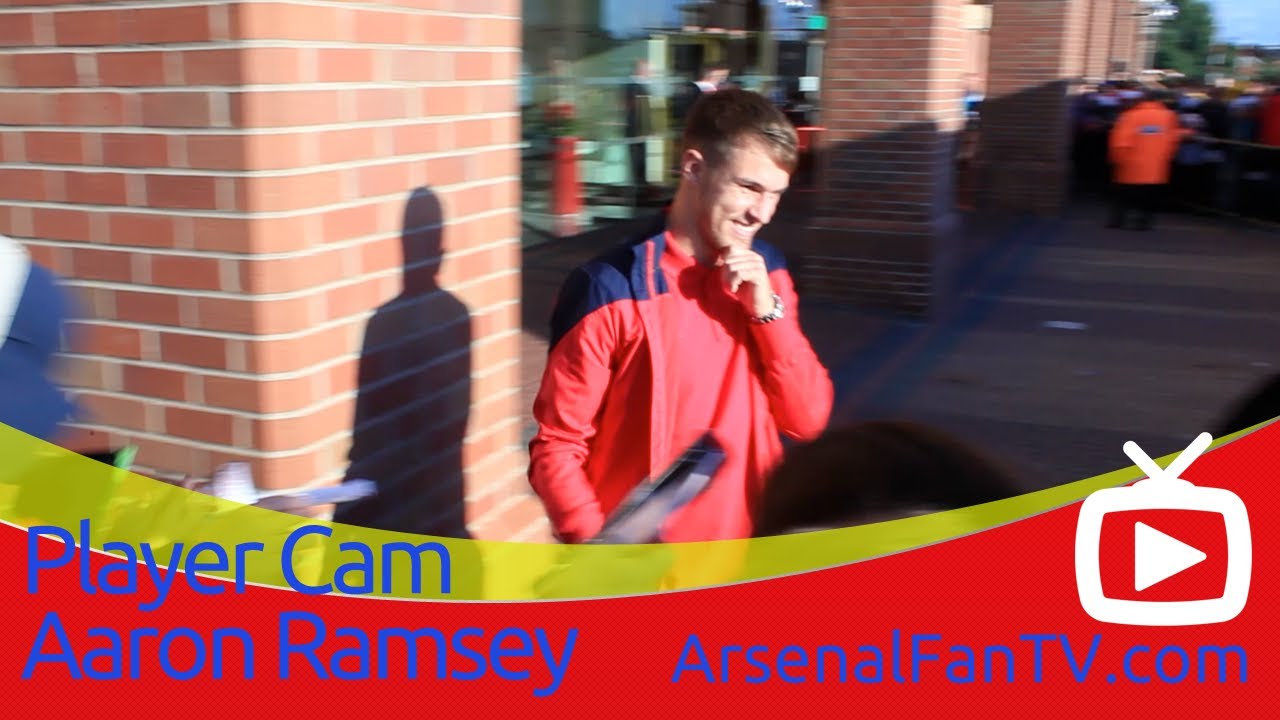 Aaron Ramsey Laughs as Fan Tells Him He's Better Than Gareth Bale  - ArsenalFanTV.com