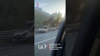 El incendio de un camión ha provocado un incendio y una gran retención en el #PuertodelaCadena