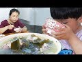 寶寶喜歡吃肉，瞧她看到肉開心的樣子，看一次笑一次 | Baby love meat, she saw the happy appearance of meat, see a smile