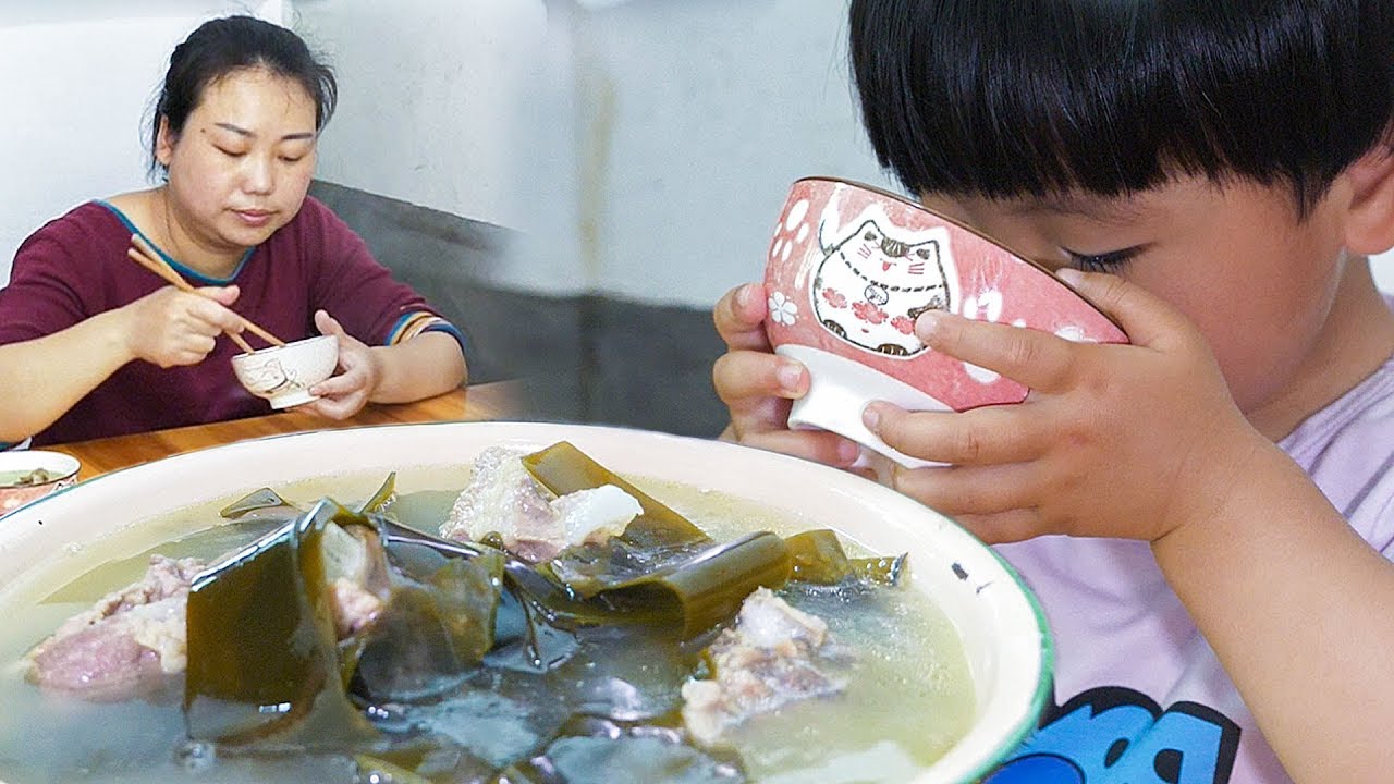 寶寶喜歡吃肉，瞧她看到肉開心的樣子，看一次笑一次 | Baby love meat, she saw the happy appearance of meat, see a smile
