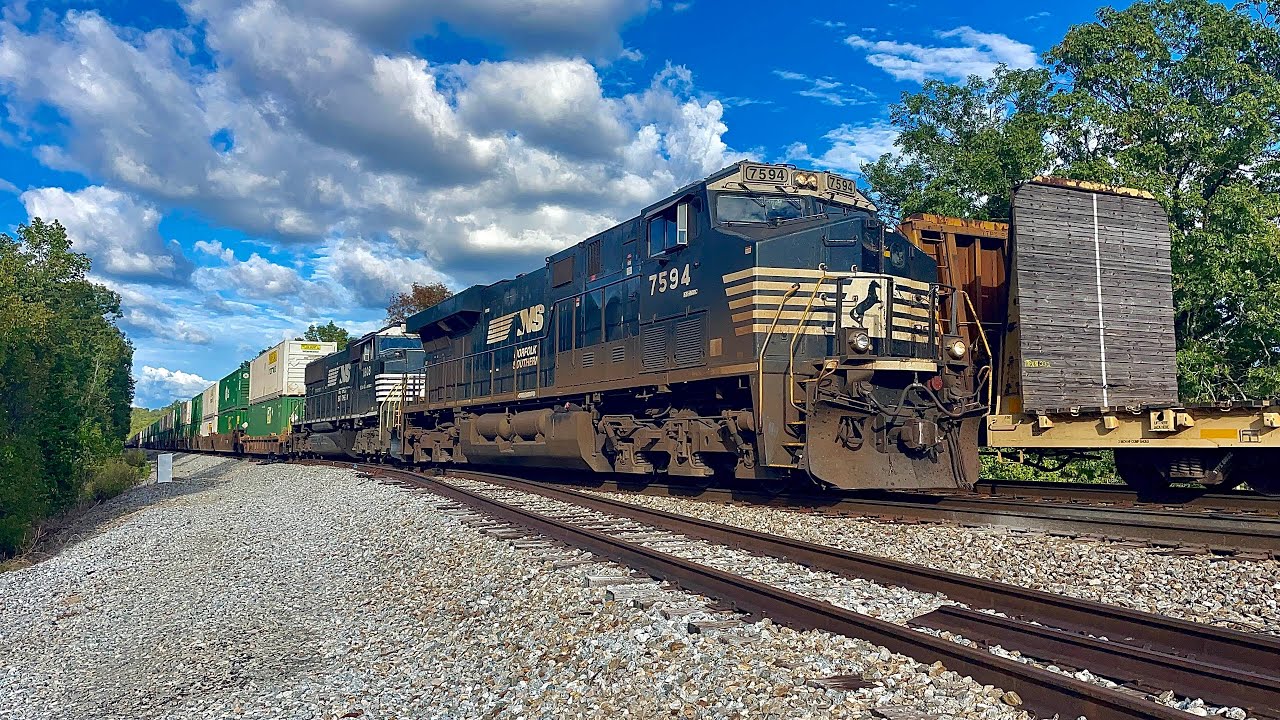 Norfolk Southern NB mixed manifest meets with SB 29F intermodal train at SunBright Tennessee 
