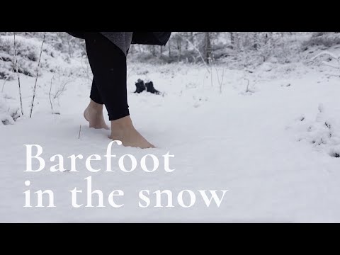 видео: Walking barefoot in the snow