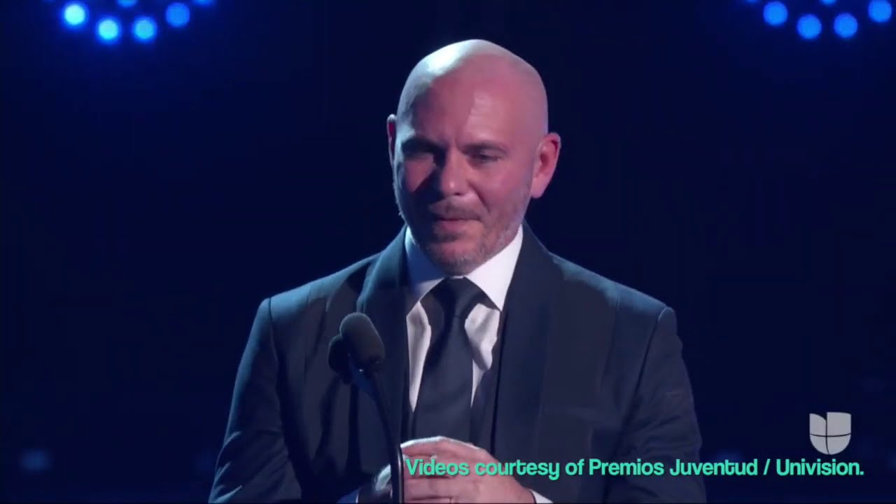 Premios Juventud - Maestra de Pitbull le da una gran sorpresa durante un premiación