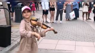 小女孩在西班牙街头小提琴演绎《Señorita》