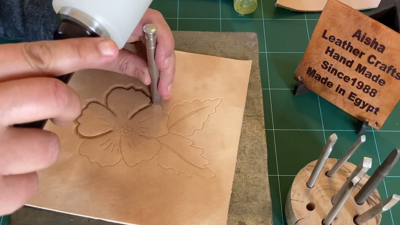 الدق علي الجلد وعمل الأدوات الخاصة به How to hand carve into leather -  YouTube