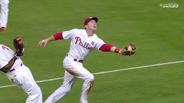 ARI@PHI: Utley tracks down a popup in foul territory