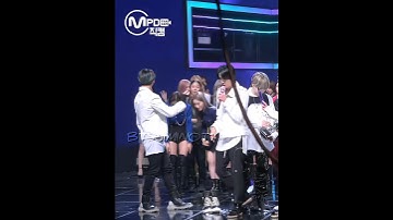 The way jungkook bowing down to respect these girls 😎this aura just 😫🔥