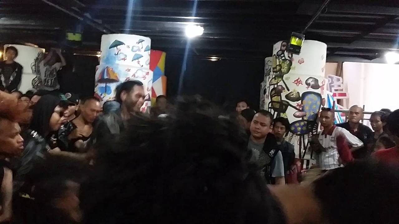 Tamu luar kota (TLK) live @SurabayaPunkUnited