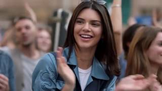Рекламный ролик Pepsi с Кендалл Дженнер Рекламный ролик Pepsi с Кендалл Дженнер