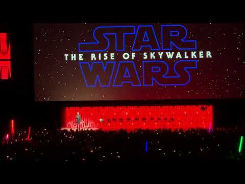 star-wars-celebration-2019:-ian-mcdiarmid-on-stage-at-the-rise-of-skywalker-panel!