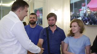 Как одесситы встречают Саакашвили Как одесситы встречают Саакашвили