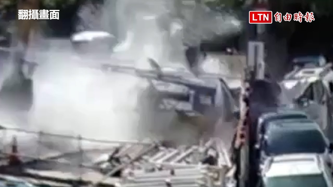 五股吊車疑重心不穩翻覆    砸毀灑水車濕一地