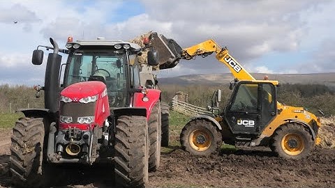 Loading the Solids for Muck-Spreading with JCB.