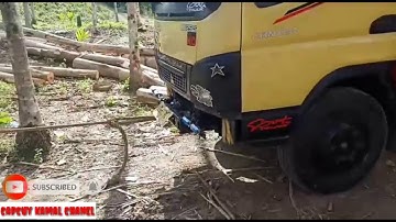 Detik detik truk muatan kayu hampir terguling