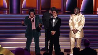 SILK SONIC Wins Record Of The Year For “LEAVE THE DOOR OPEN” | 2022 GRAMMYs Acceptance Speech Resimi