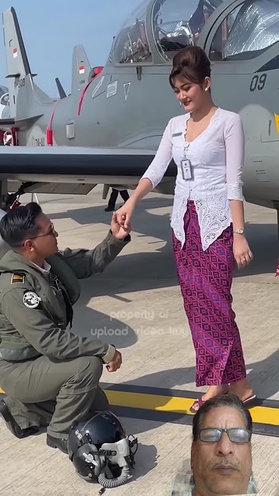 pilot girlfriend ko propose kar raha hai #airplane #automobile #cabin #airplanes #planing #jetplan