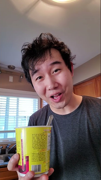 Chinese guy tries Bulalo Filipino Instant Noodles LUCKY ME!