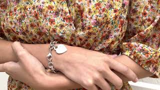 Vidéo: Bracelet Tiffany & Co "Charms Plaque Coeur" ref 60107580 en argent. 19 cm