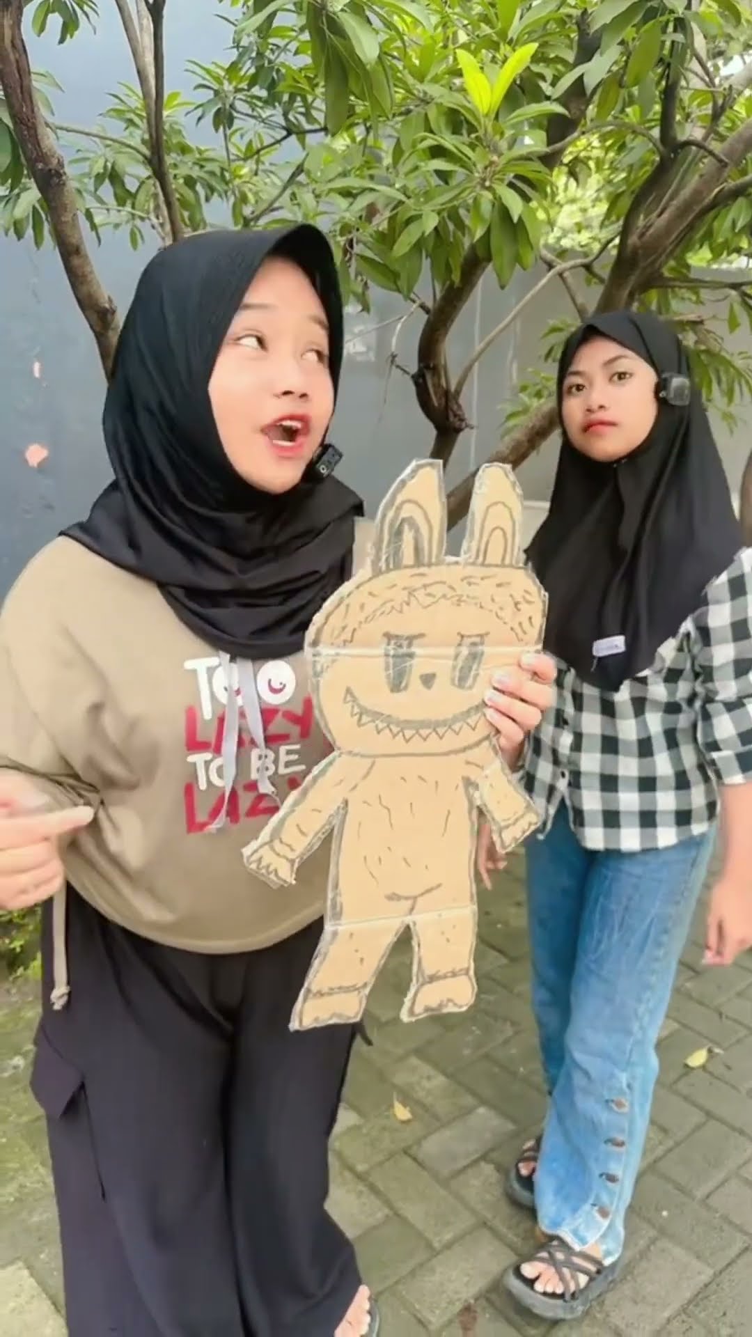 AINUN PUNYA BONEKA LABUBU DARI KARDUS