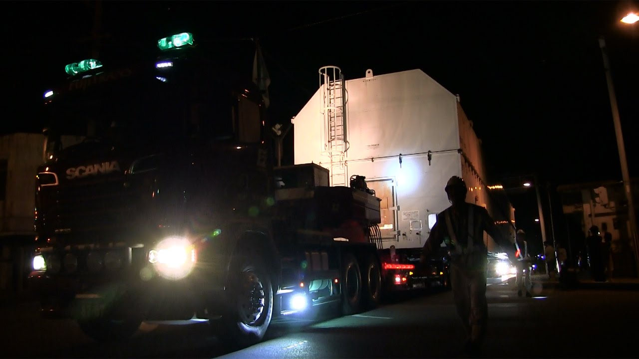 H2Aロケット大型トレーラーで深夜輸送 - YouTube