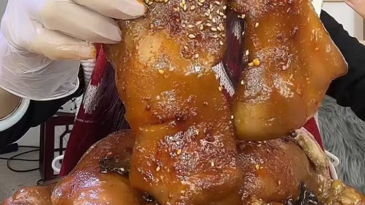 ASMR MUKBANG | 辣猪头肉，在舌尖上绽放。