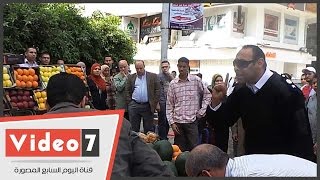 بالفيديو..انفعال بائع فاكهة على حملة إشغالات بالدقى..وضابط: