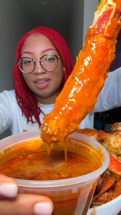 Huge King Crab in a creamy butter sauce #kingcrabmukbang #asmr #seafood #seafoodboil
