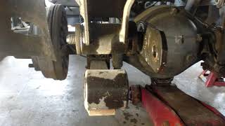 整備作業　圧入シャックルブッシュ　その1