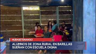 Niños de la escuela Yula San Juan en Huehuetenango estudian en una galera y con un solo maestro