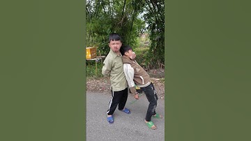 Cô bé dũng cảm và cậu bé bị bắt cóc - The brave little girl and the kidnapped boy #shorts