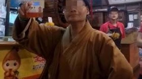 高雄袈裟女吃肉喝酒 拒埋单警出面才付钱 - 天天要闻