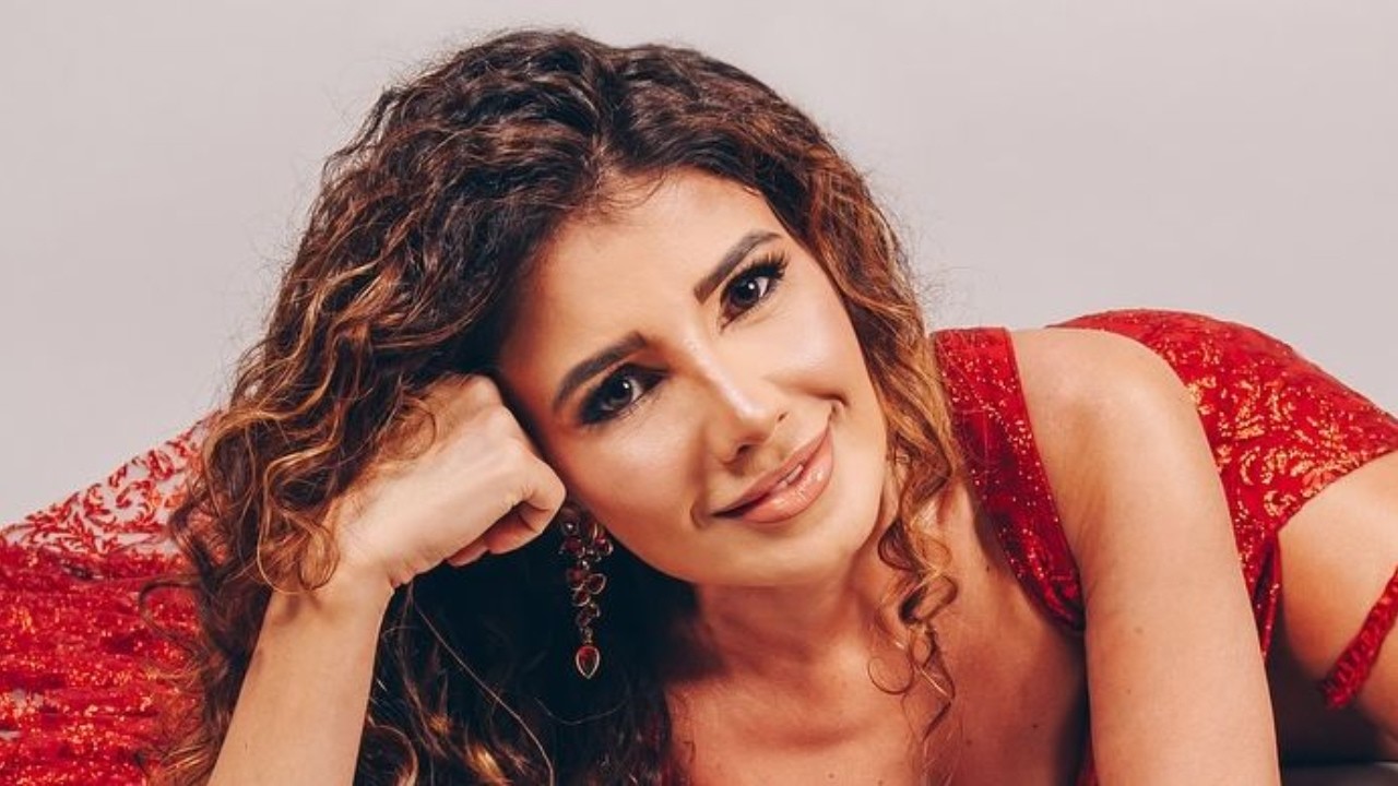 PAULA FERNANDES EXIBE BELEZA E AMOR AO POSAR DE BIQUÍNI DE CORAÇÃO