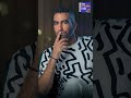 اسمك يتقال فى ثوانى آنا بقلب واحد تانى بمسك فى الباب اللى أنا قافله فى وشك بإيدى وبسنانى كريم خطاب