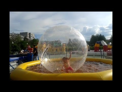 Девочка в шаре ОГРОМНЫЙ ШАР Зорбинг Развлечение для детей Zorbing