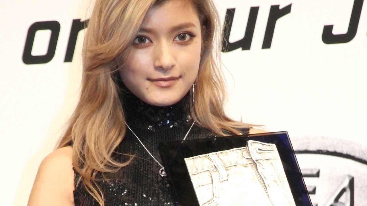 ローラ ベストジーニストv3で殿堂入り デニムが2倍好きに 第32回 ベストジーニスト15 表彰式 Rola Best Jeanist Awards Youtube