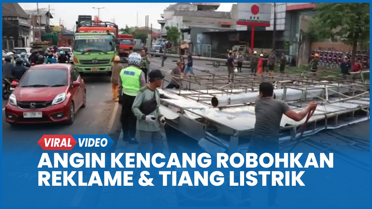Angin Kencang Robohkan Reklame dan Tiang Listrik di Sidoarjo Bikin Lalu Lintas Lumpuh