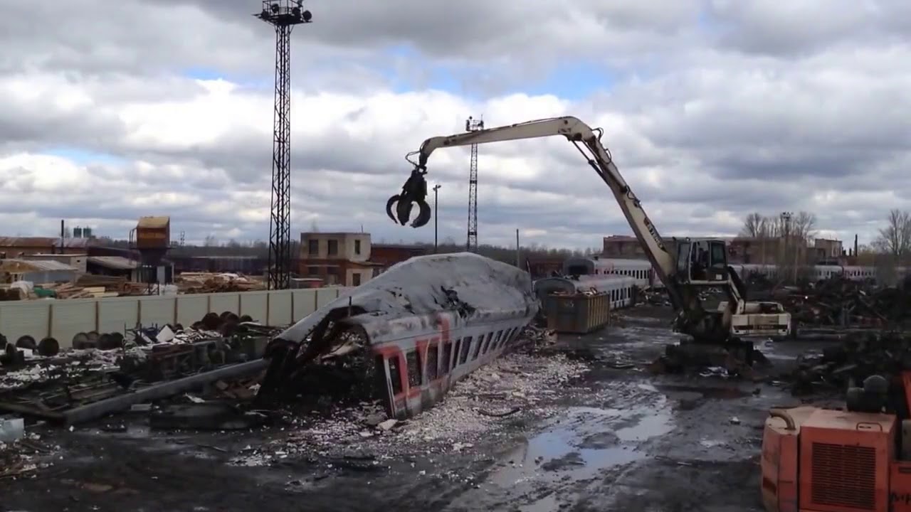 демонтаж вагона. заброшенные товарные вагоны. депо новогиреево 81-717. утилизация вагона транслом. резка жд вагонов.