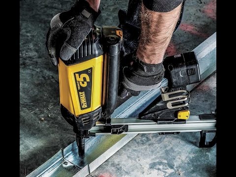 NOVICLOUS - VIDEO CLOUEUR A GAZ Béton DEWALT C5 TRAK IT