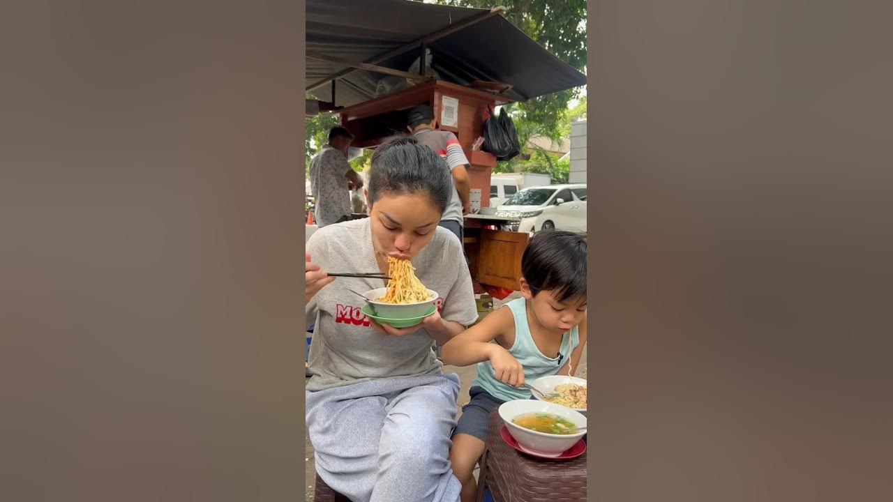 Mie ayam pinggiran emang paling parah enaknya!! #youtubeshorts #shorts Mie ayam pinggiran emang paling parah enaknya!! #youtubeshorts #shorts