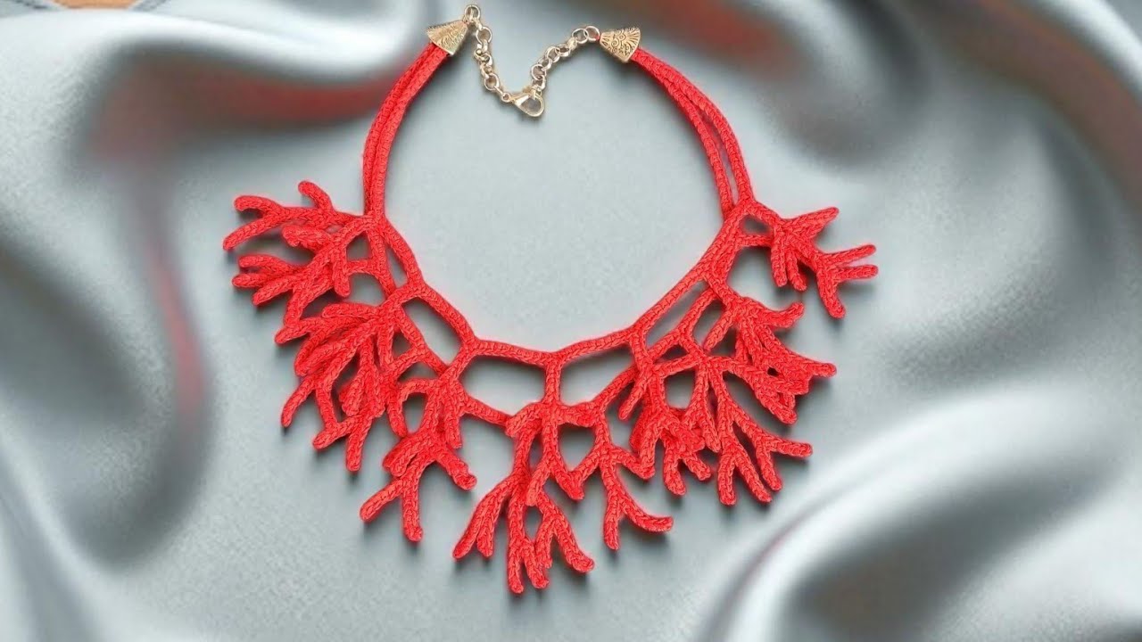 Le creazioni di Fata Piumetta presenta collana di corallo realizzata all'uncinetto.