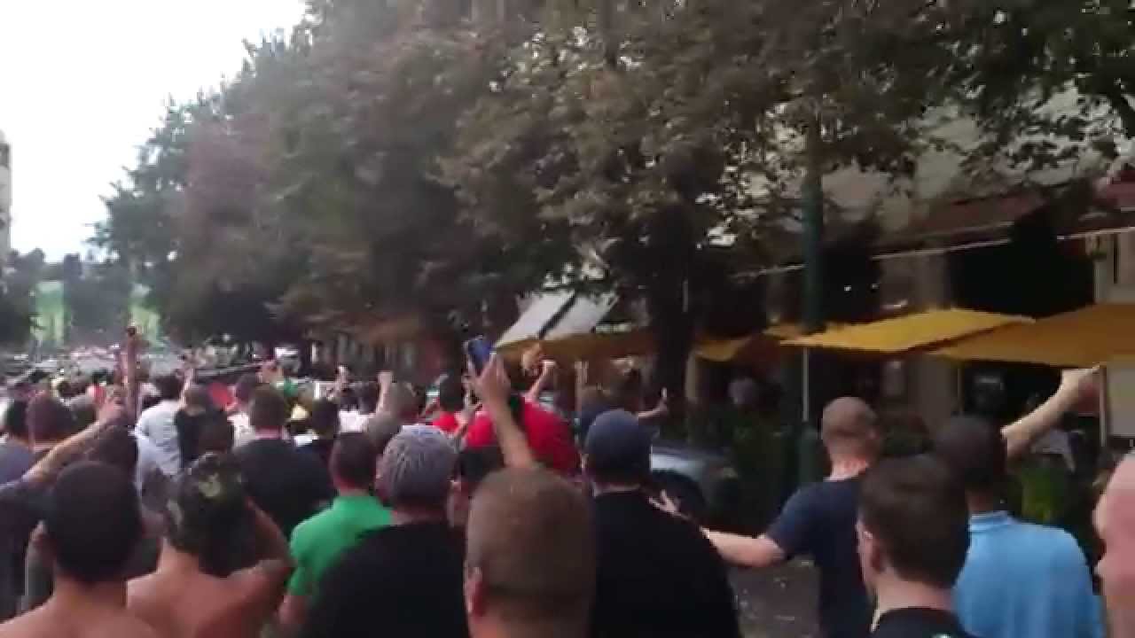 2500 Feyenoord supporters singing.