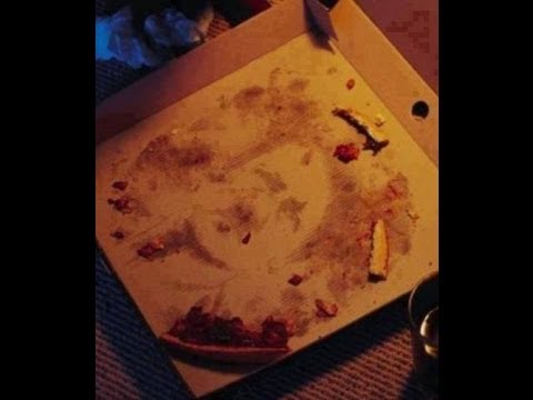 Adolf Hitler apparait dans le fond d'une boite a pîzza Adolf Hitler appears in the bottom of a pizza conchita potato
