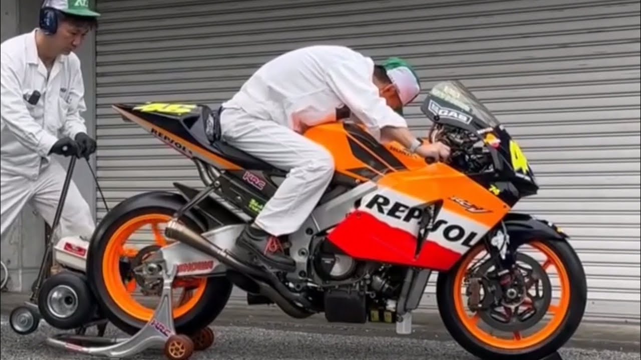 Valentino Rossi's Legendary Honda RC211V Engine Start-up