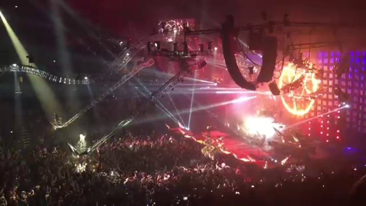 Motley Crue performing "Kickstart My Heart" live at MGM Las Vegas 2015