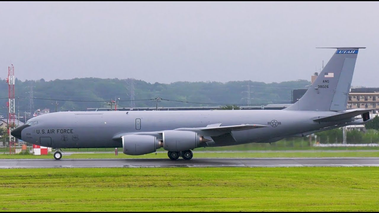 ユタ州ローランド・R・ライト空軍州兵基地所属の空中給油機KC135 