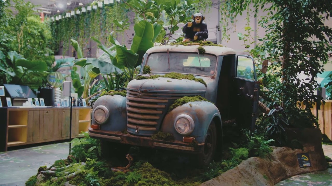 Dschungel-Feeling am Röchling-Stand auf der K 2022 made by mikado messedesign international GmbH