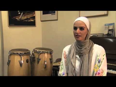 هذه قصتي سيما سرية والعزف على البيانو